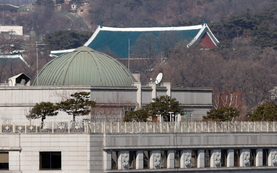 박근혜 대통령에 대한 헌법재판소의 탄핵심판 선고가 임박한 가운데 7일 서울 종로의 한 빌딩에서 헌법재판소와 청와대가 한눈에 보인다. 헌재는 청와대에서 직선거리로 불과 1.3㎞ 떨어진 곳에 위치해있다.    연합뉴스